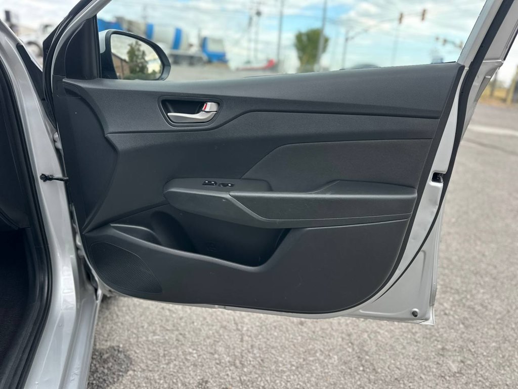 Photo 23 of this HYUNDAI ACCENT