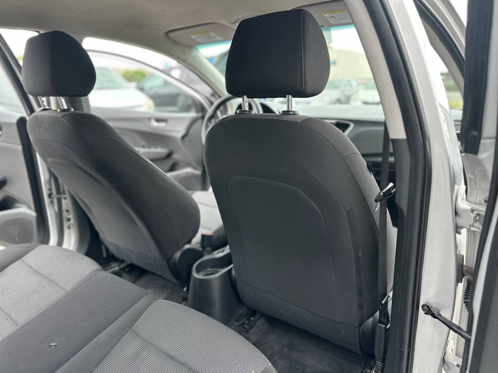 Photo 19 of this HYUNDAI ACCENT