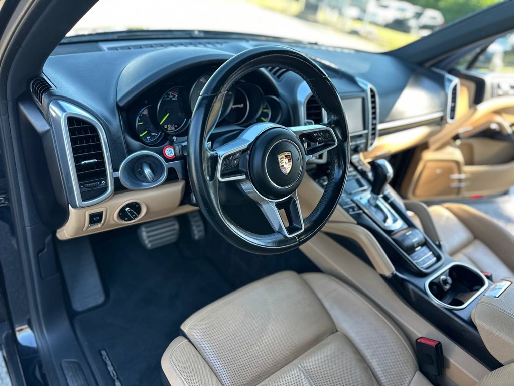 Photo 16 of this PORSCHE CAYENNE