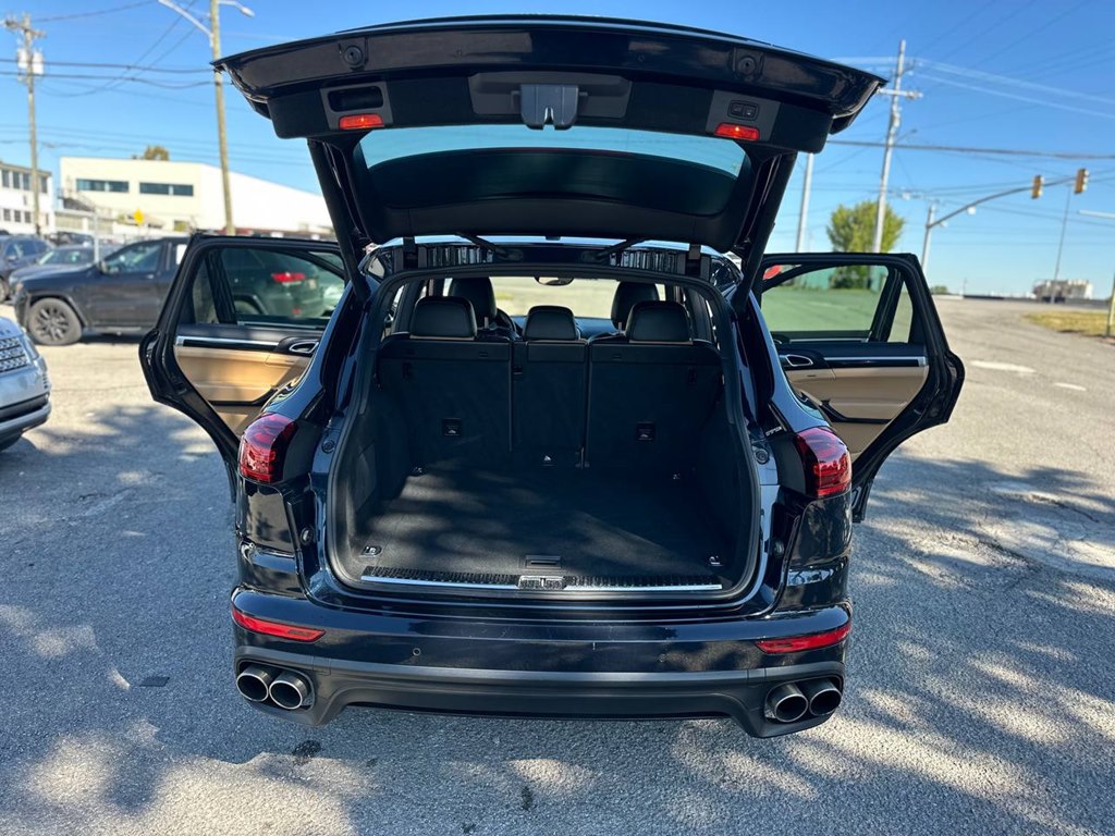 Photo 13 of this PORSCHE CAYENNE