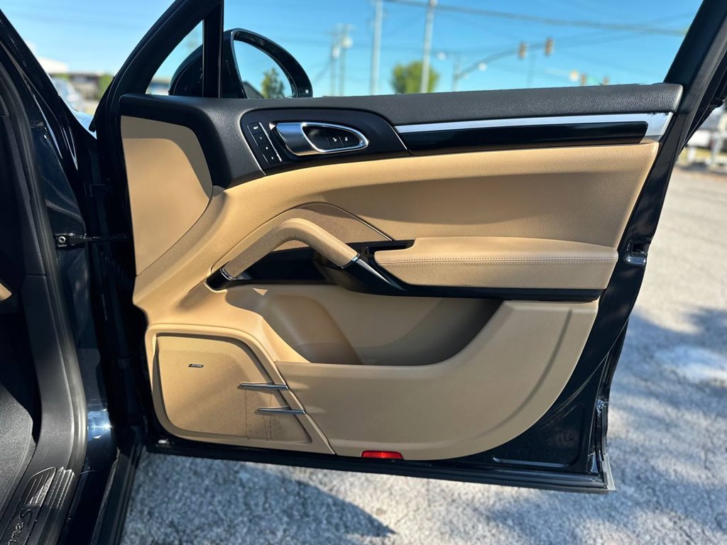 Photo 28 of this PORSCHE CAYENNE