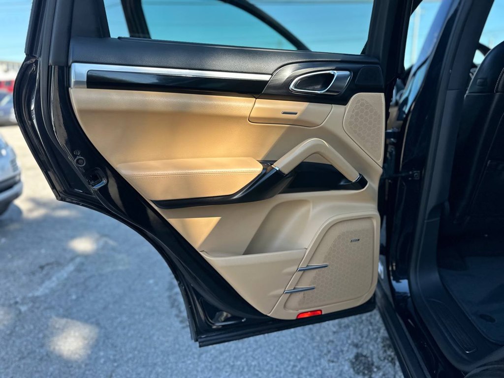 Photo 19 of this PORSCHE CAYENNE
