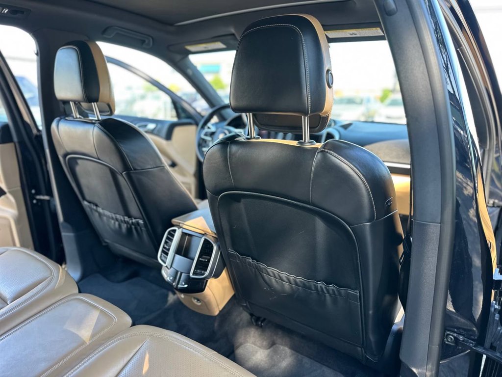 Photo 22 of this PORSCHE CAYENNE