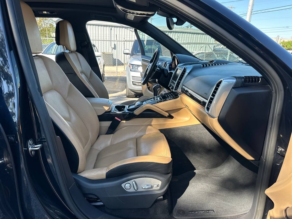 Photo 25 of this PORSCHE CAYENNE