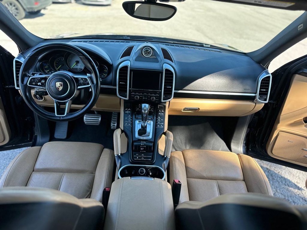Photo 21 of this PORSCHE CAYENNE