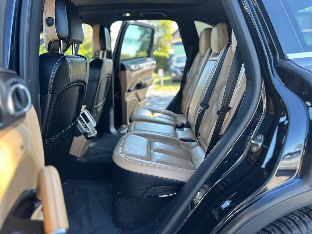 Photo 17 of this PORSCHE CAYENNE