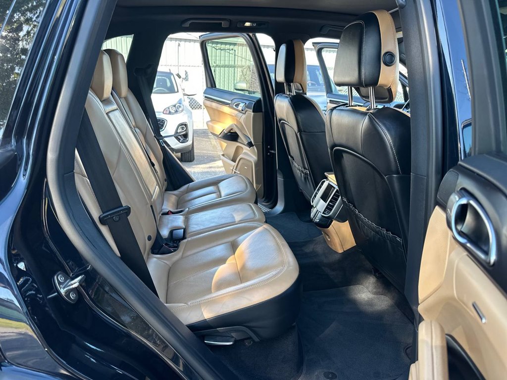 Photo 23 of this PORSCHE CAYENNE