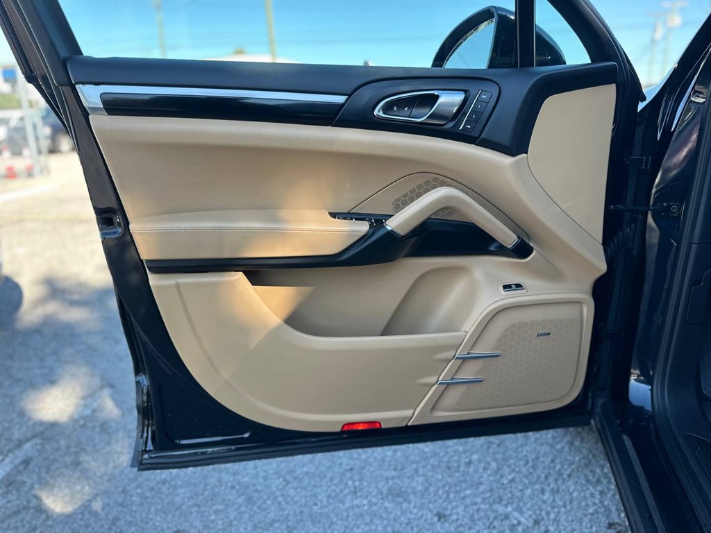 Photo 15 of this PORSCHE CAYENNE