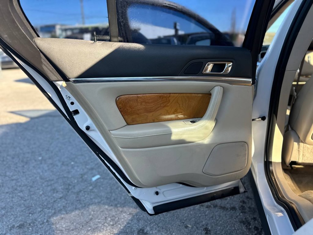 Photo 18 of this LINCOLN MKS