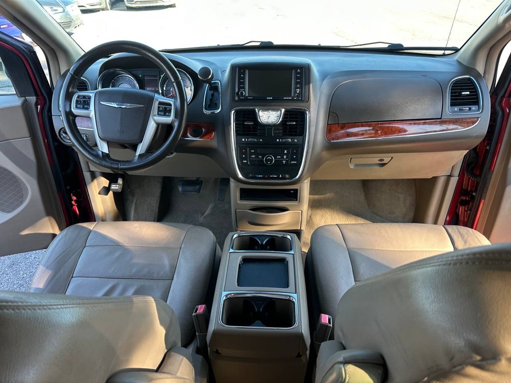 Photo 21 of this CHRYSLER TOWN & COUNTRY