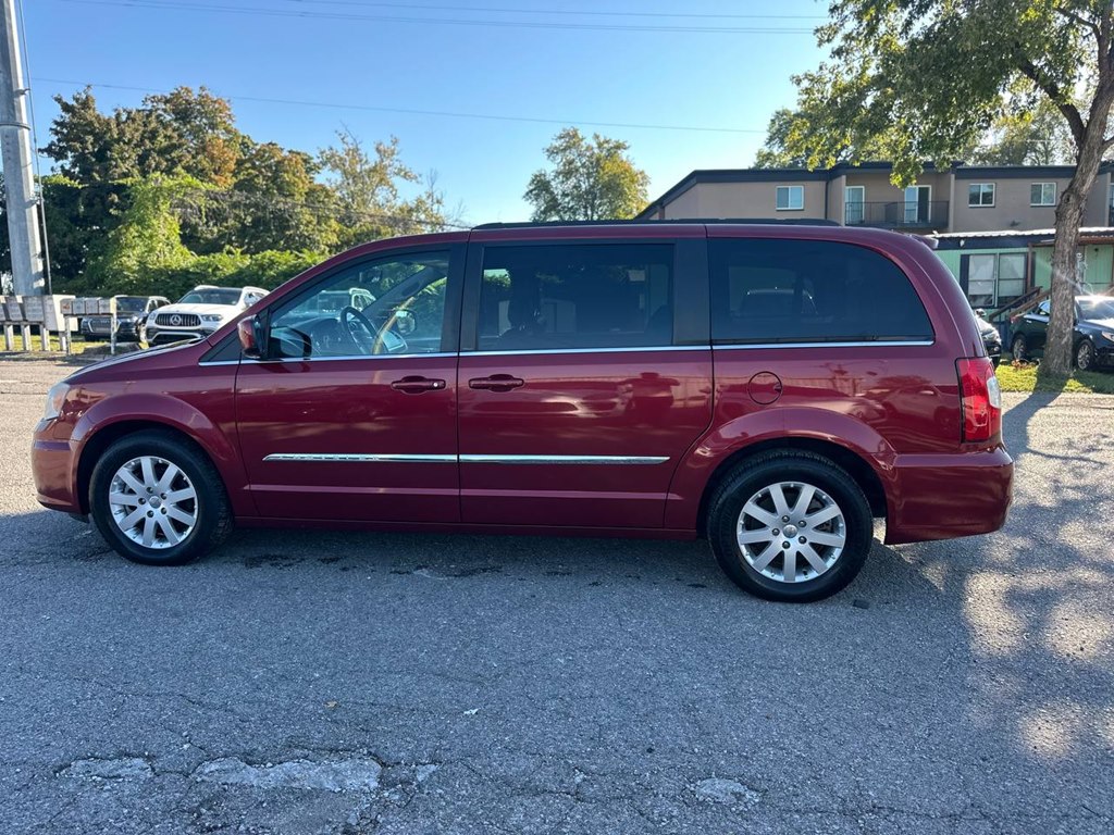 Photo 9 of this CHRYSLER TOWN & COUNTRY