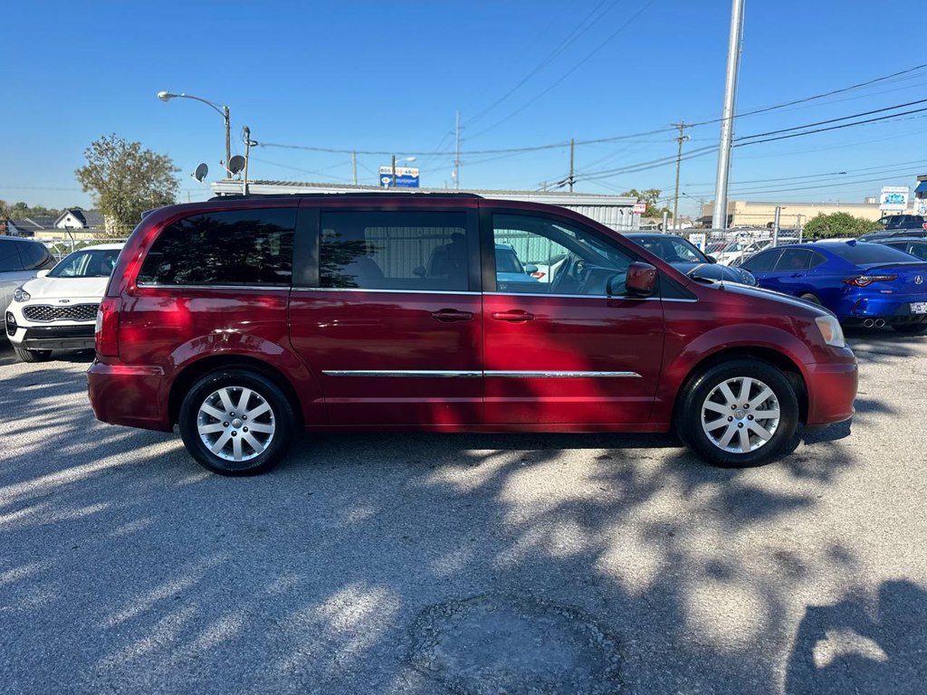 Photo 5 of this CHRYSLER TOWN & COUNTRY