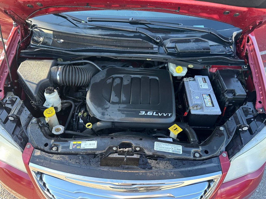 Photo 11 of this CHRYSLER TOWN & COUNTRY
