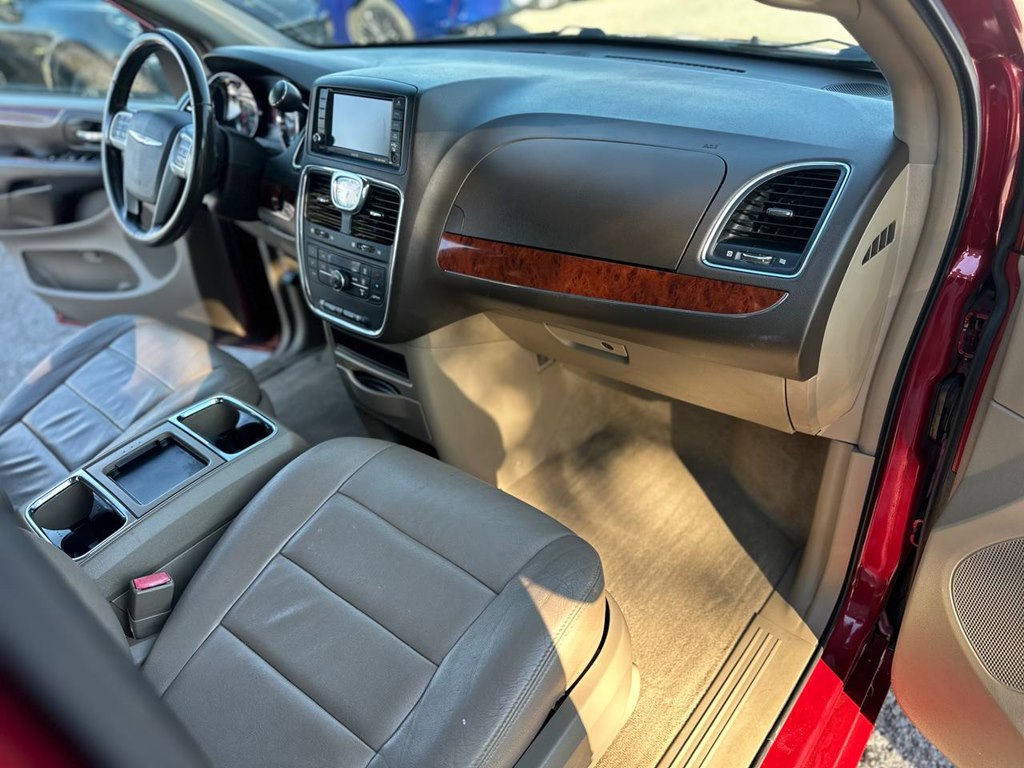 Photo 27 of this CHRYSLER TOWN & COUNTRY
