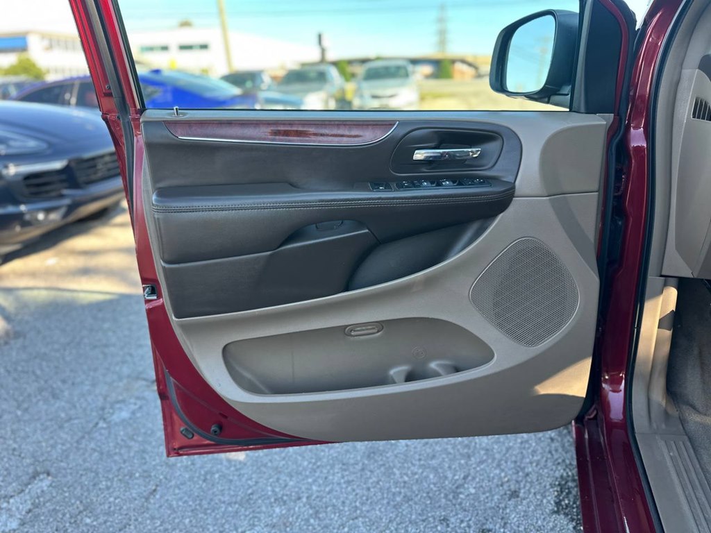 Photo 16 of this CHRYSLER TOWN & COUNTRY