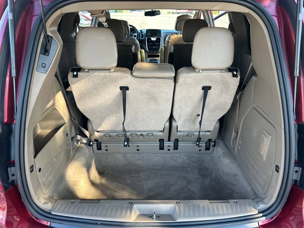 Photo 13 of this CHRYSLER TOWN & COUNTRY