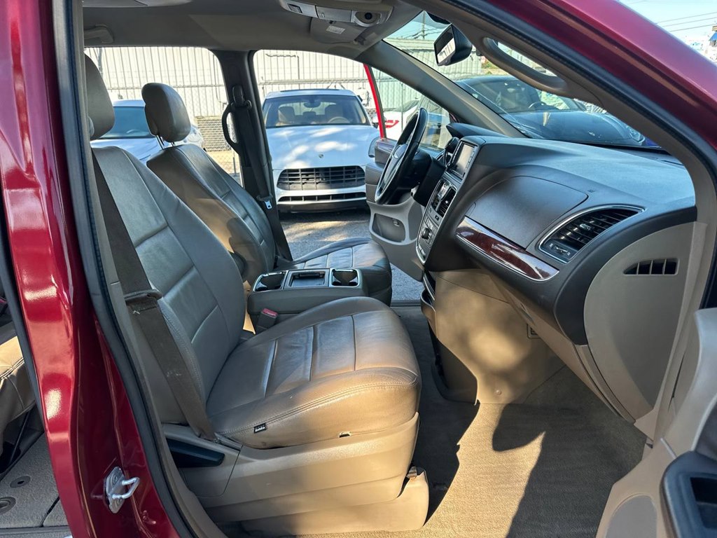 Photo 26 of this CHRYSLER TOWN & COUNTRY
