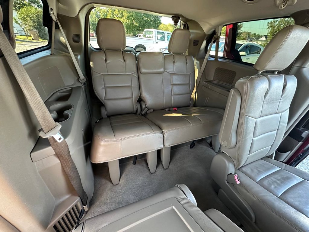 Photo 24 of this CHRYSLER TOWN & COUNTRY