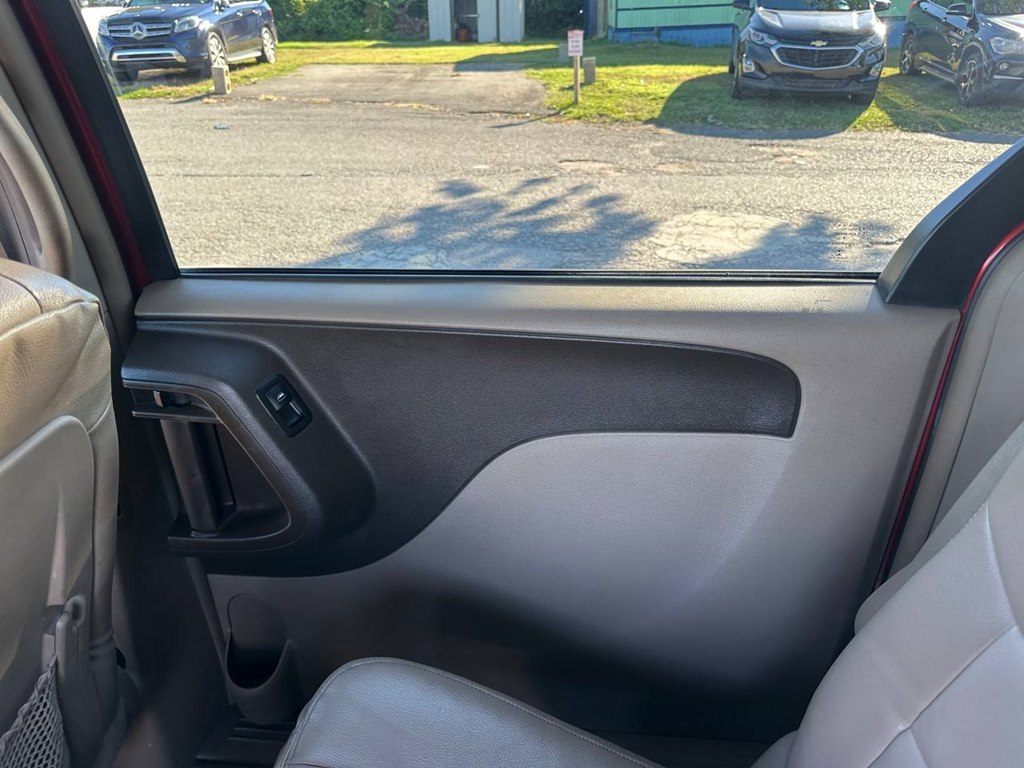 Photo 25 of this CHRYSLER TOWN & COUNTRY