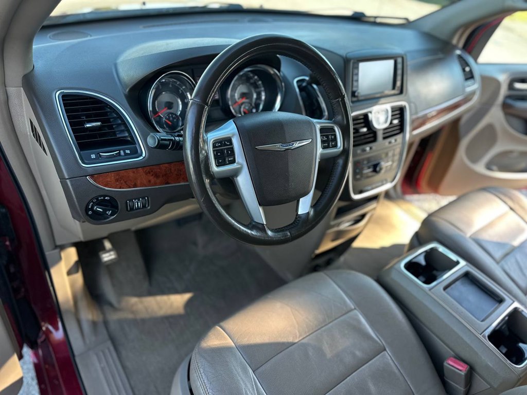 Photo 15 of this CHRYSLER TOWN & COUNTRY