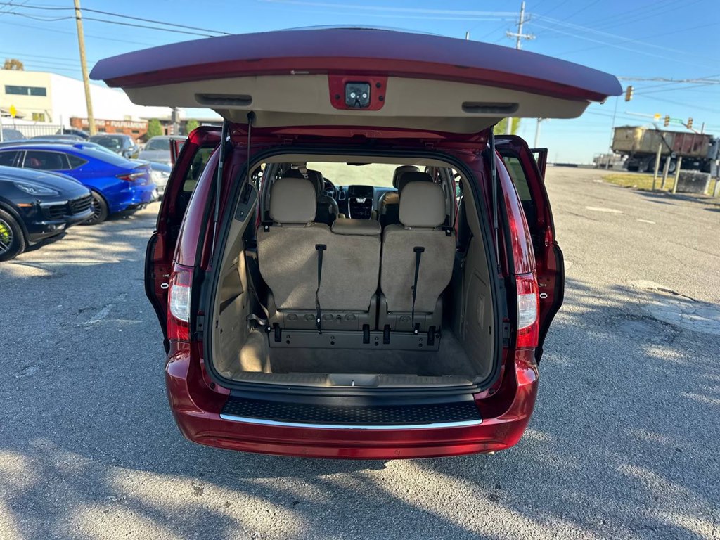 Photo 12 of this CHRYSLER TOWN & COUNTRY