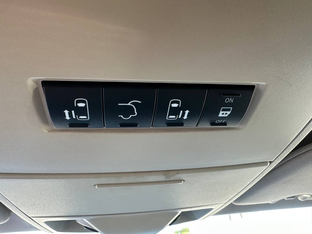 Photo 33 of this CHRYSLER TOWN & COUNTRY