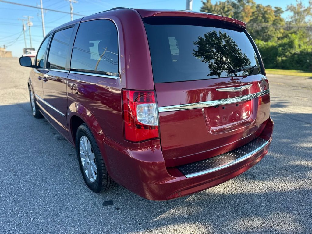 Photo 8 of this CHRYSLER TOWN & COUNTRY