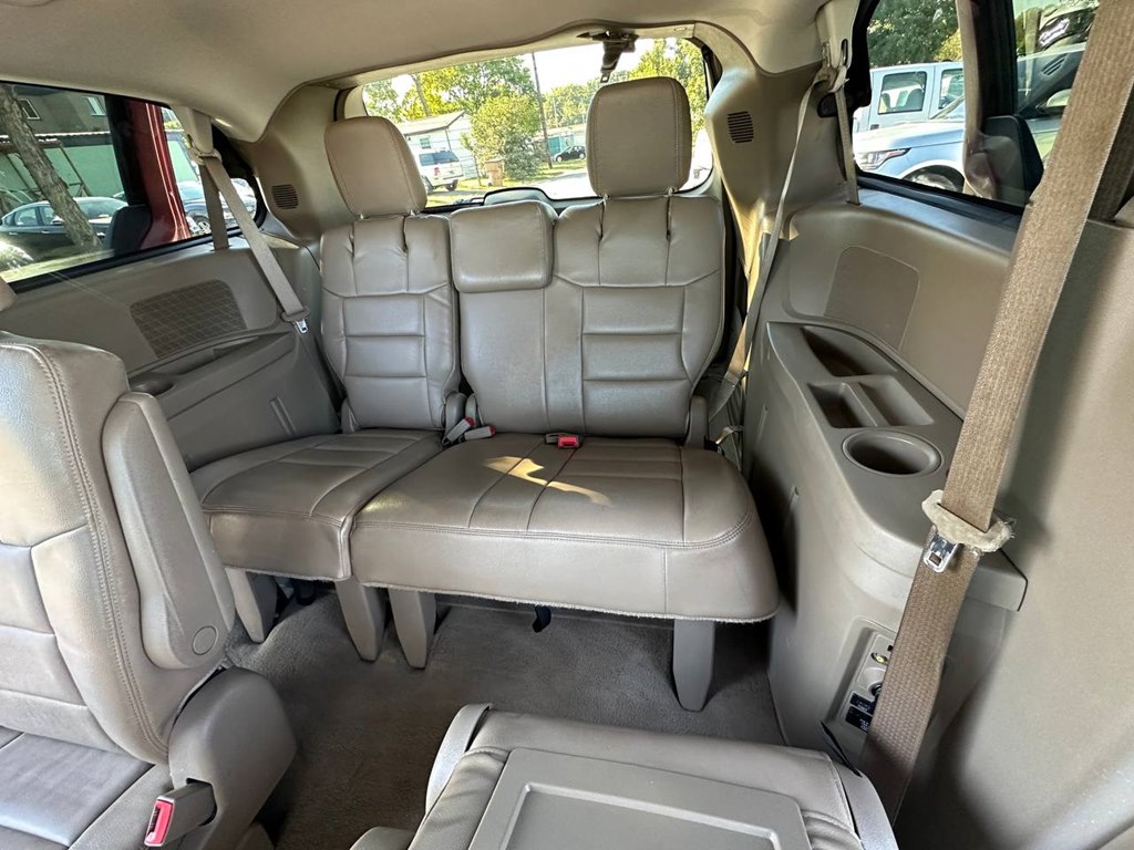 Photo 19 of this CHRYSLER TOWN & COUNTRY