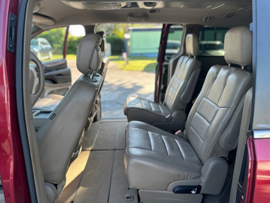 Photo 17 of this CHRYSLER TOWN & COUNTRY