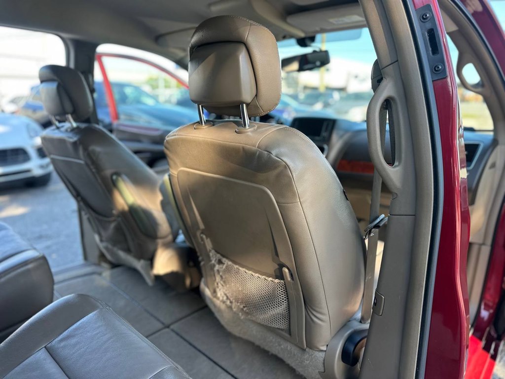 Photo 23 of this CHRYSLER TOWN & COUNTRY
