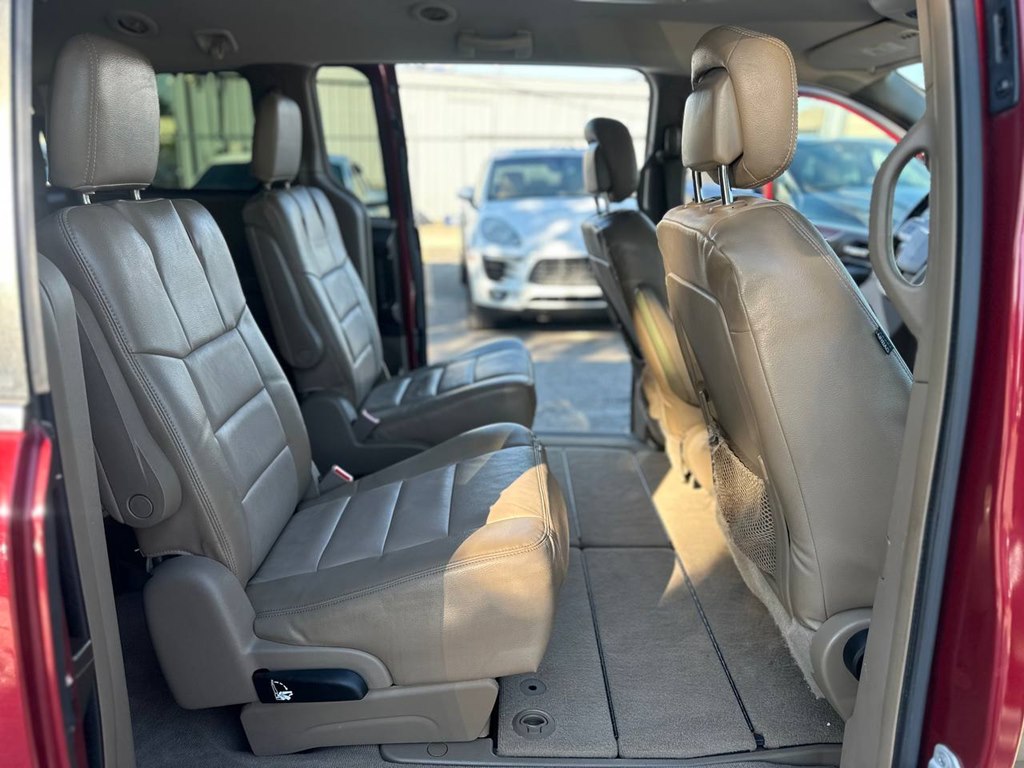 Photo 22 of this CHRYSLER TOWN & COUNTRY