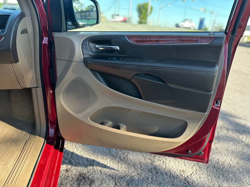 Photo 28 of this CHRYSLER TOWN & COUNTRY