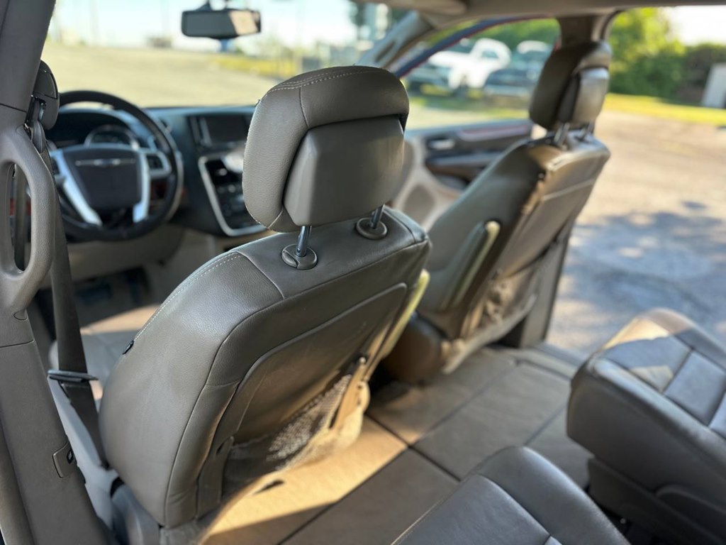 Photo 18 of this CHRYSLER TOWN & COUNTRY