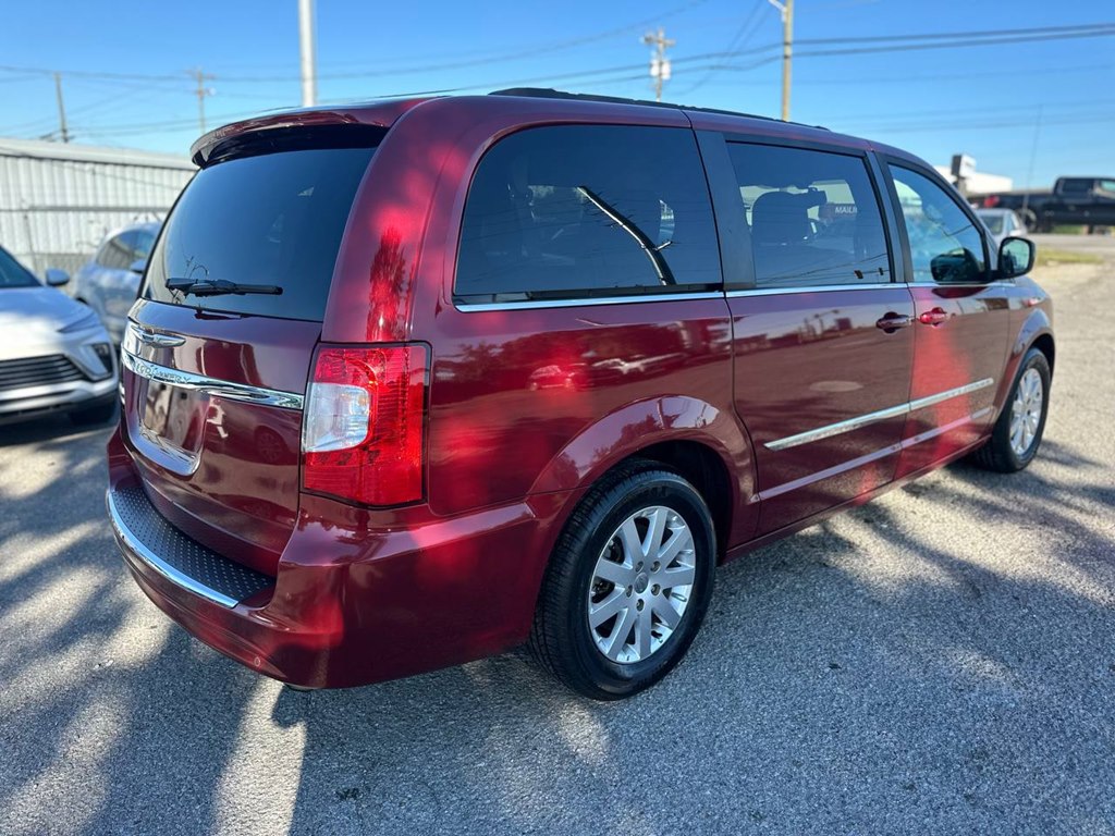 Photo 6 of this CHRYSLER TOWN & COUNTRY