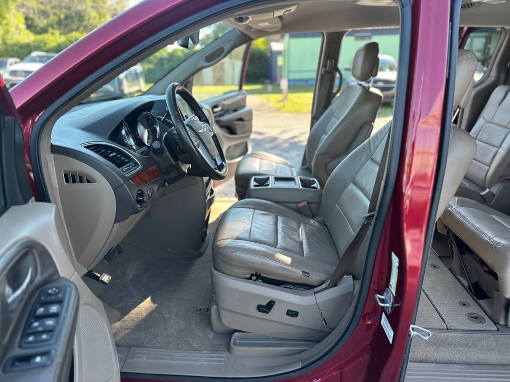 Photo 14 of this CHRYSLER TOWN & COUNTRY