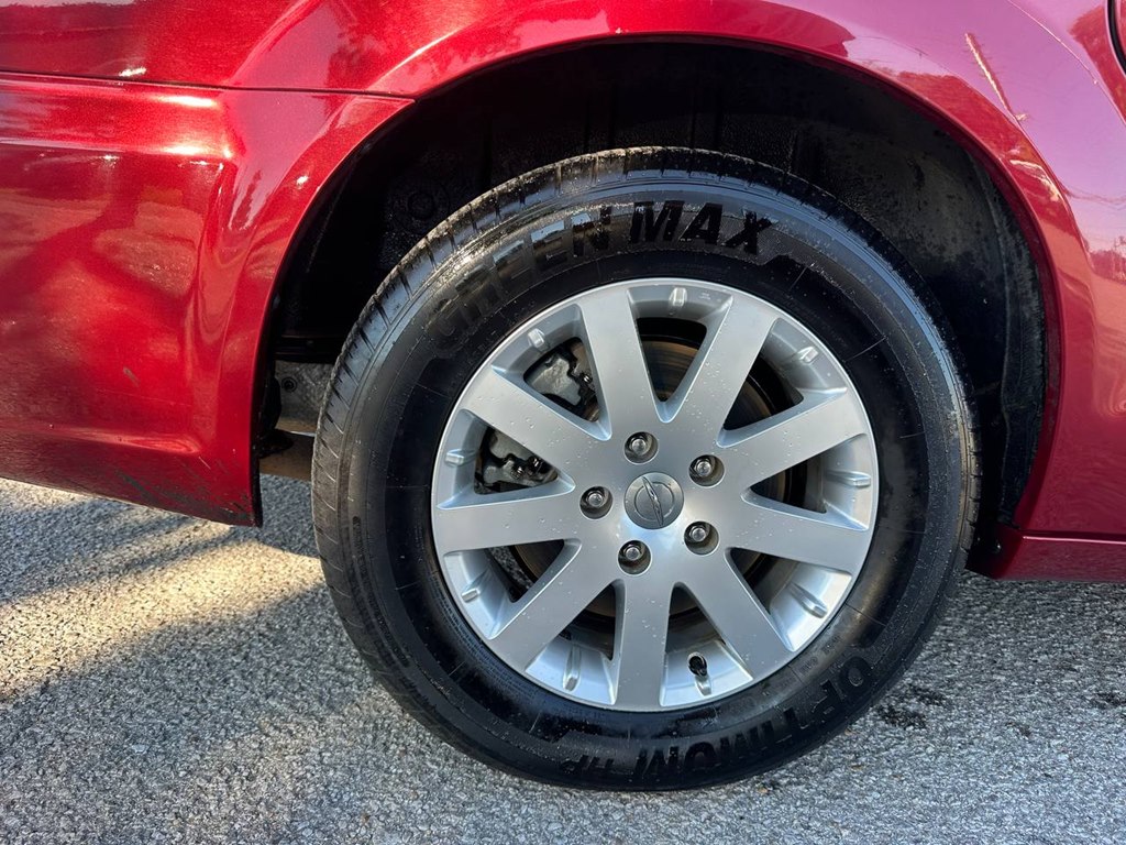 Photo 31 of this CHRYSLER TOWN & COUNTRY