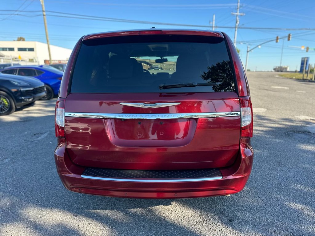 Photo 7 of this CHRYSLER TOWN & COUNTRY