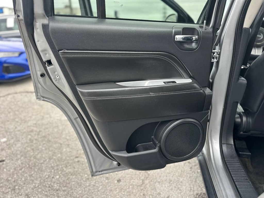 Photo 15 of this JEEP COMPASS