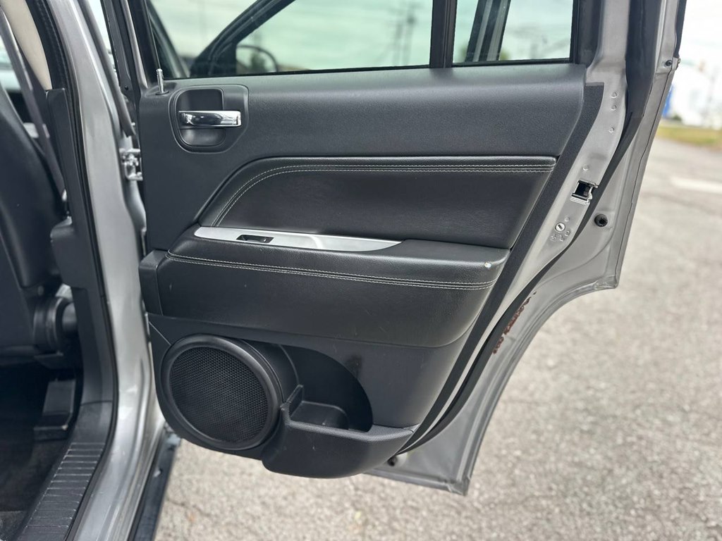 Photo 19 of this JEEP COMPASS