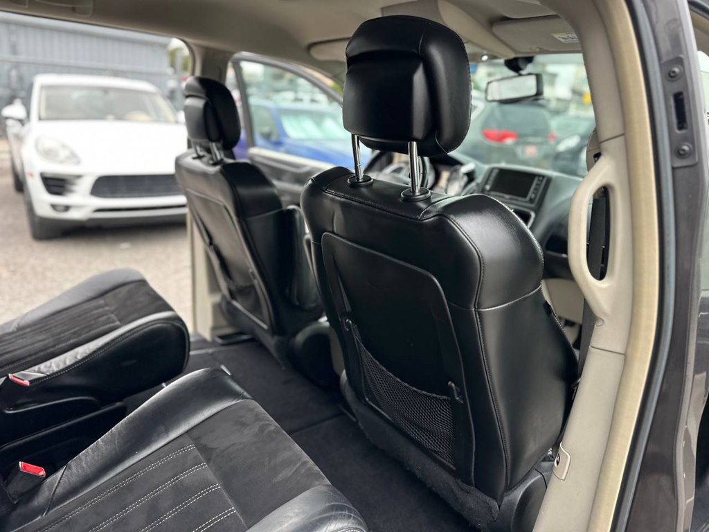 Photo 23 of this CHRYSLER TOWN & COUNTRY