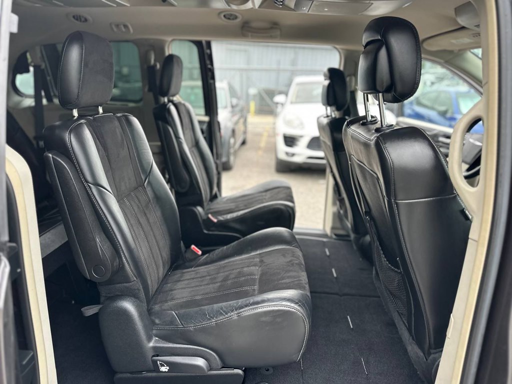 Photo 21 of this CHRYSLER TOWN & COUNTRY