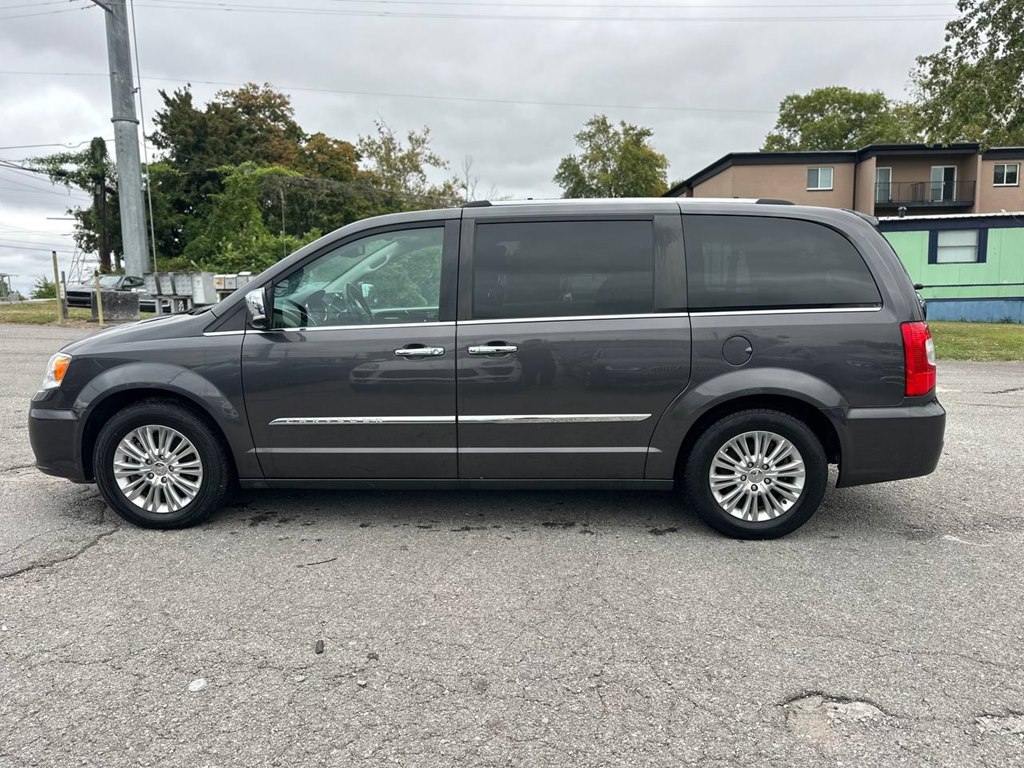 Photo 10 of this CHRYSLER TOWN & COUNTRY
