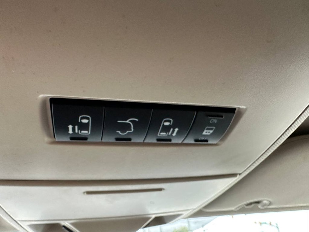 Photo 32 of this CHRYSLER TOWN & COUNTRY
