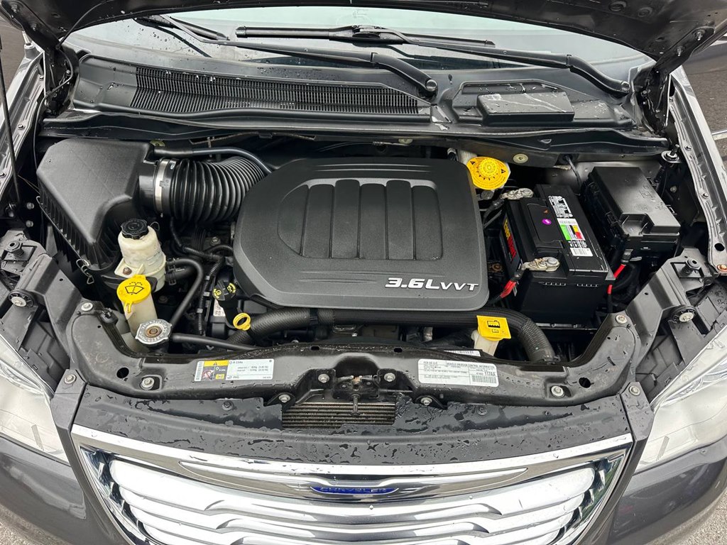 Photo 9 of this CHRYSLER TOWN & COUNTRY