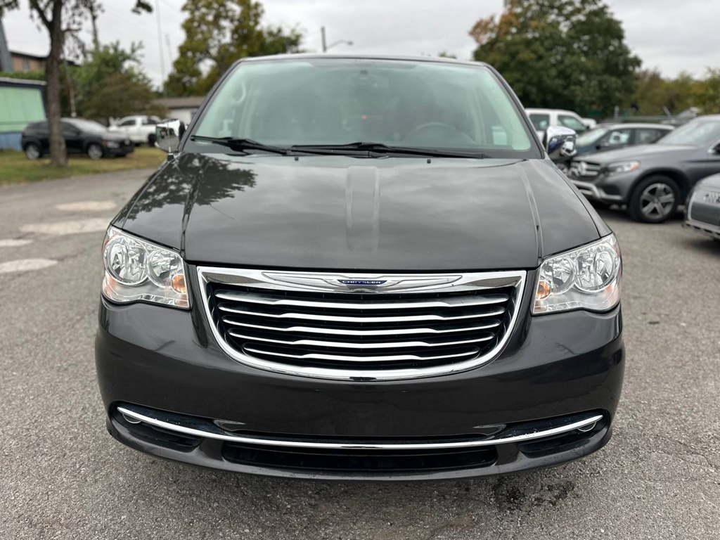 Photo 3 of this CHRYSLER TOWN & COUNTRY