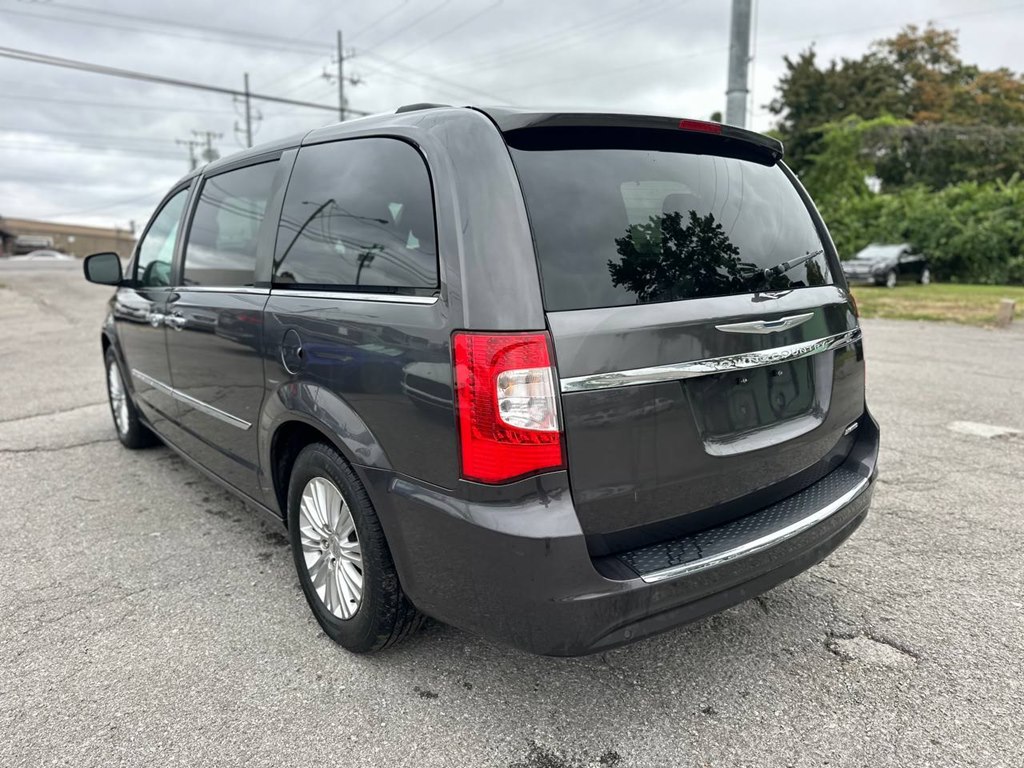 Photo 8 of this CHRYSLER TOWN & COUNTRY