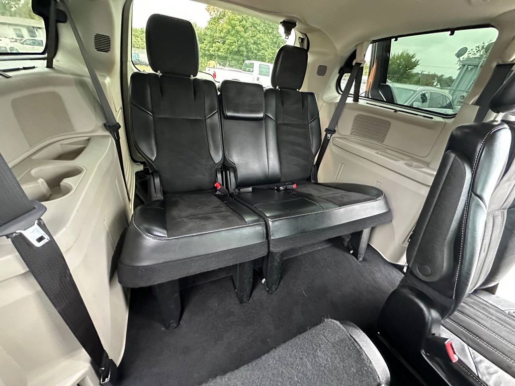 Photo 25 of this CHRYSLER TOWN & COUNTRY