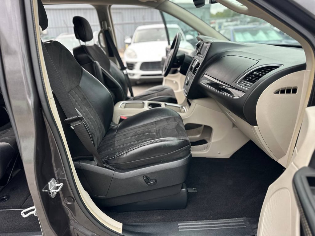 Photo 26 of this CHRYSLER TOWN & COUNTRY