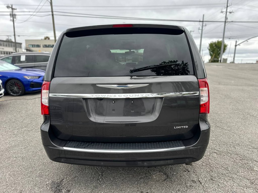Photo 7 of this CHRYSLER TOWN & COUNTRY