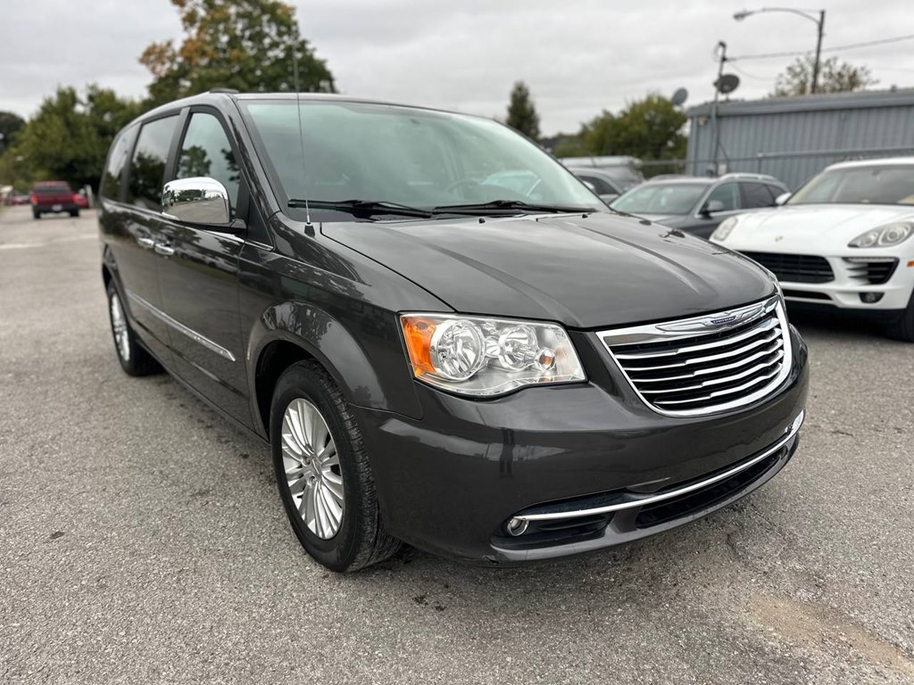 Photo 4 of this CHRYSLER TOWN & COUNTRY